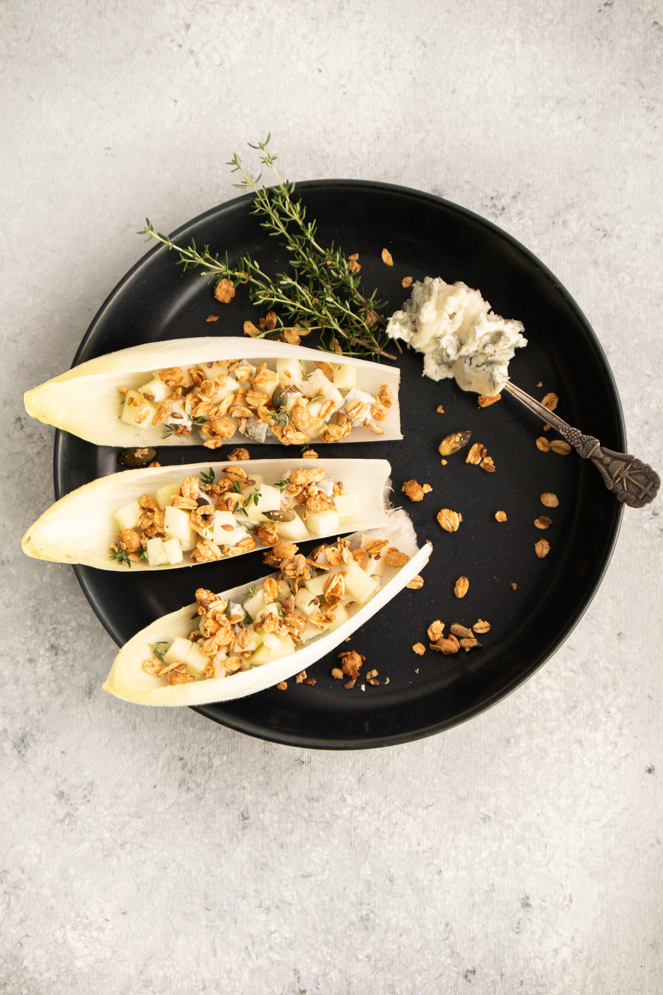 Amuse-gueule à base de XAVIES' granola noix de coco-cannelle, poire, endives et fromage bleu - XAVIES’