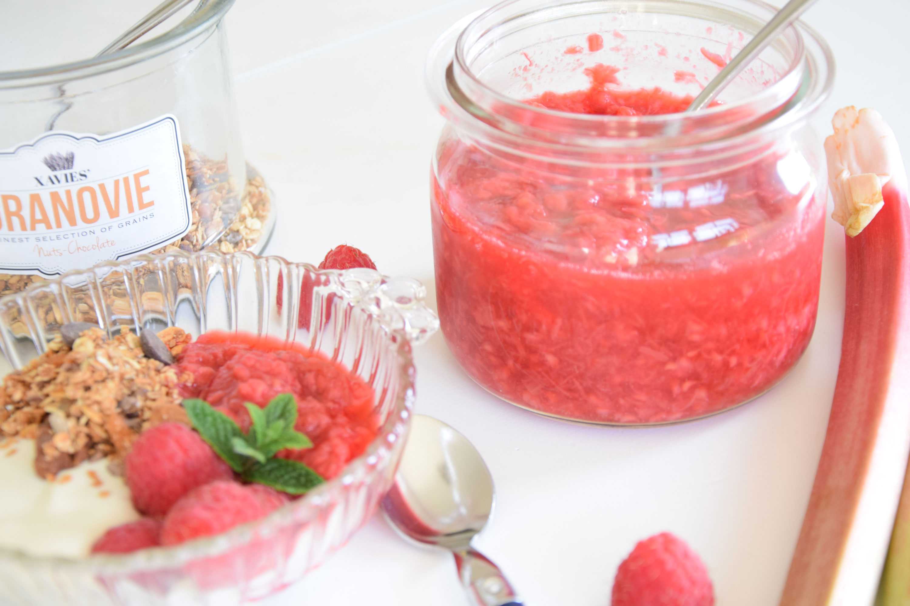 Petit-déjeuner au XAVIES' granola et compote de rhubarbe-framboises - XAVIES’