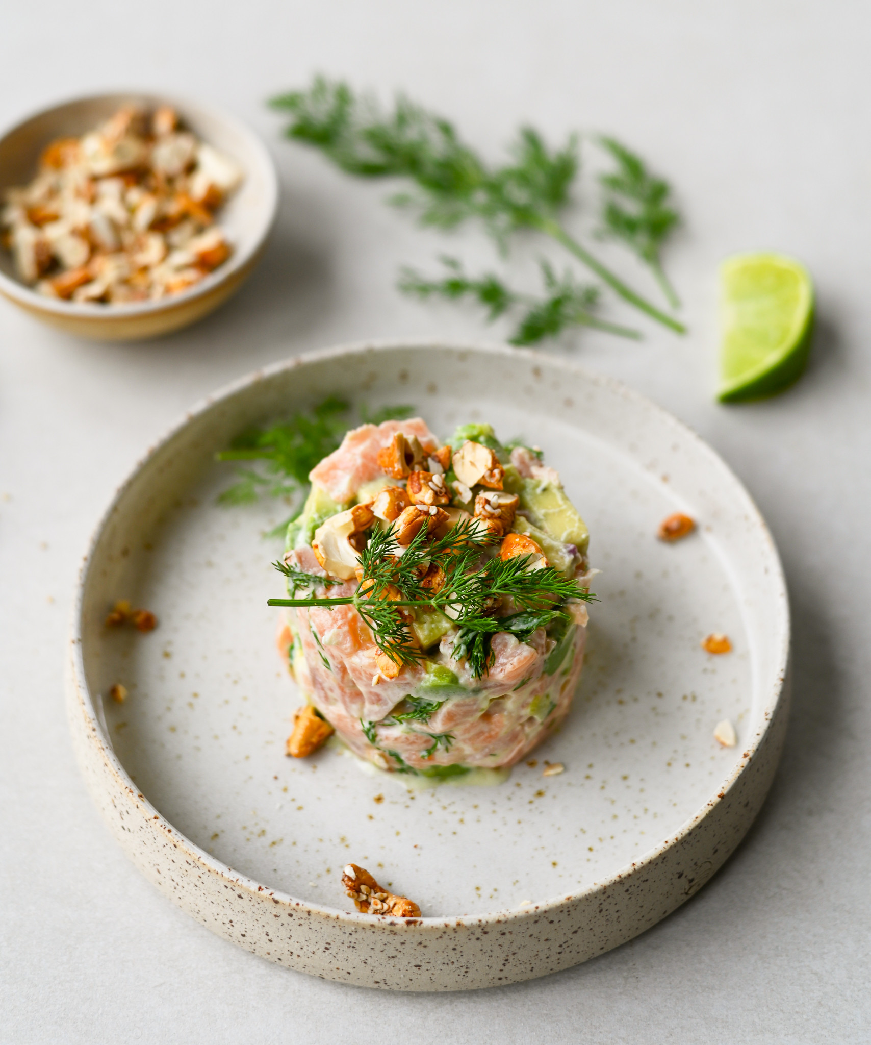 Verfrissende tartaar van zalm met XAVIES’ granola