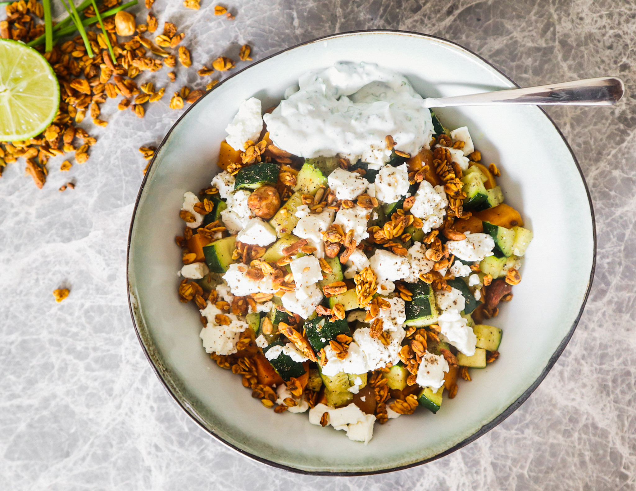 Zoete aardappelsalade met feta, courgette en XAVIES’ granola