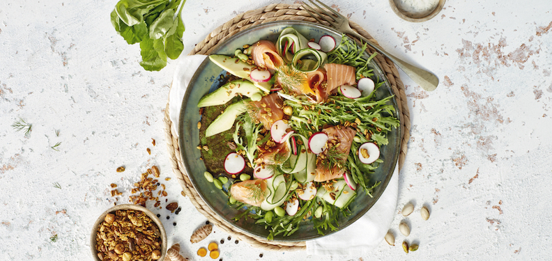 SALADE FRAÎCHE AU SAUMON ET AUX AVOCATS, TOPPING SANDRA'S GRANOLA CURCUMA-QUINOA - XAVIES’