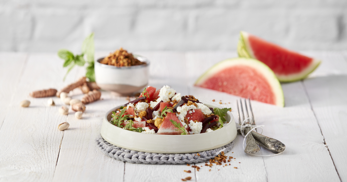 Zomers slaatje met watermeloen & feta topped met Sandra's KURKUMA QUINOA GRANOLA - XAVIES’