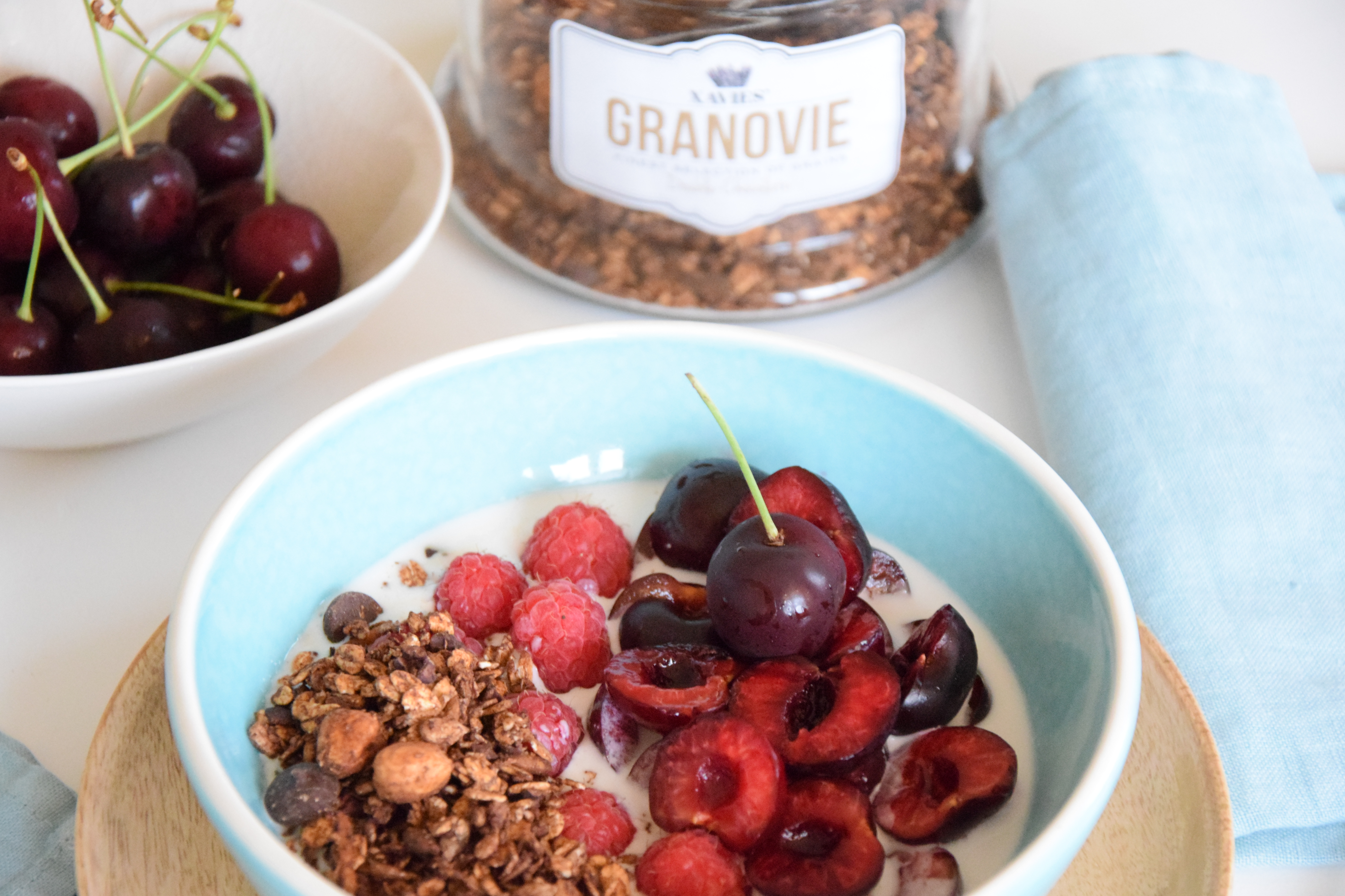 Ontbijt kommetje met kokosmelk, kersen en chocolade granola