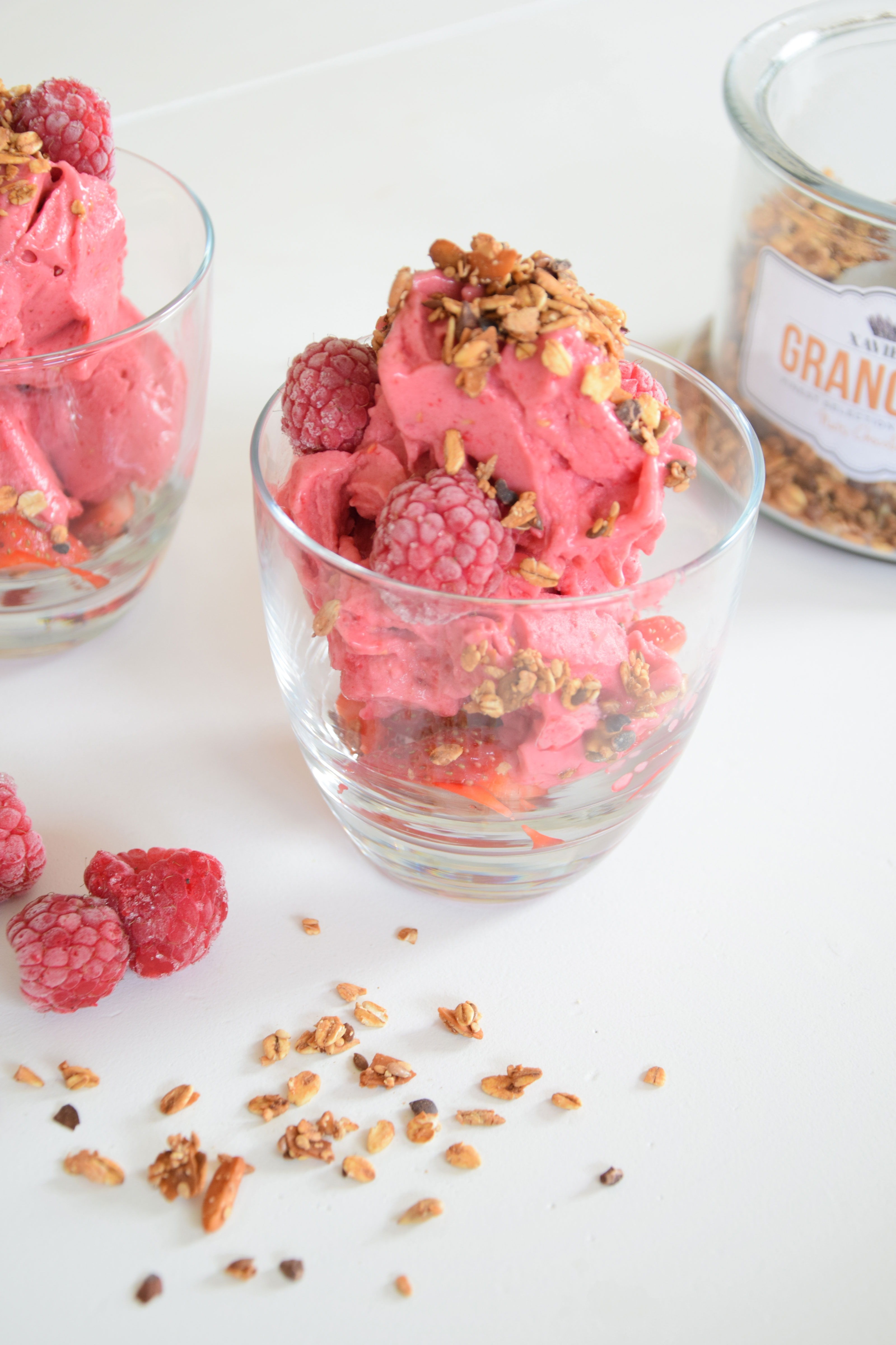 Frambozen nicecream met granola topping